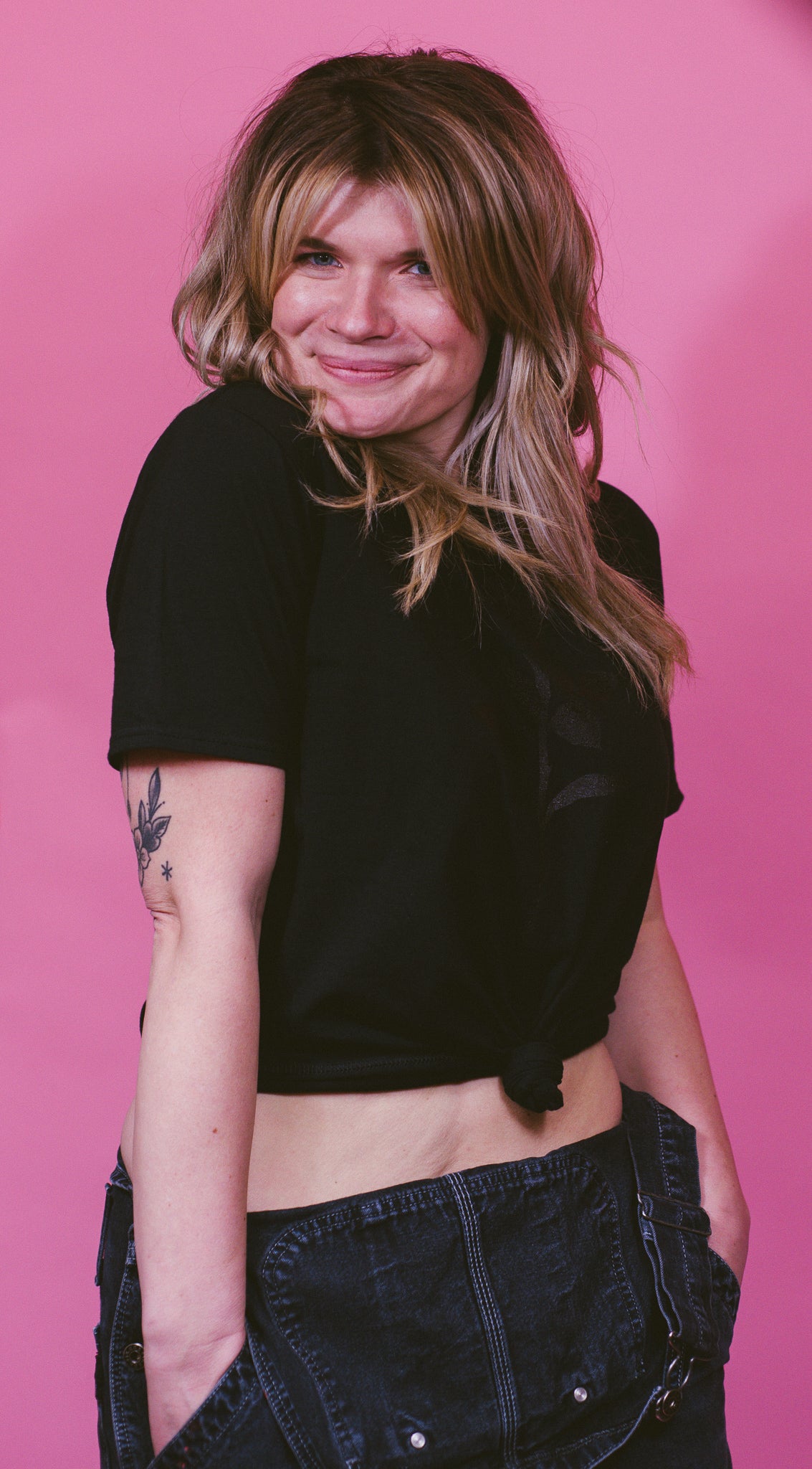 rose silhouette tee (black on black)
