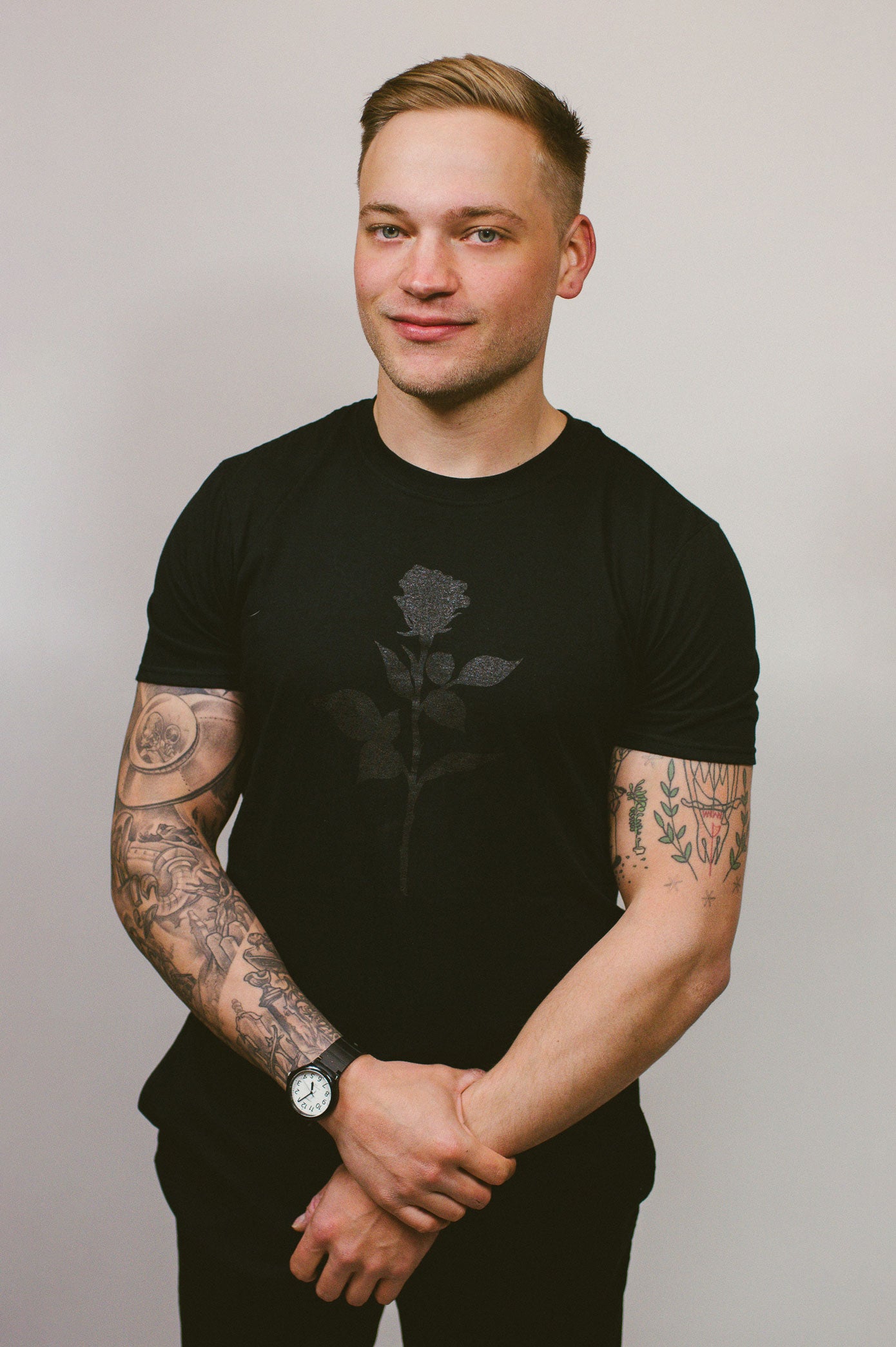 rose silhouette tee (black on black)