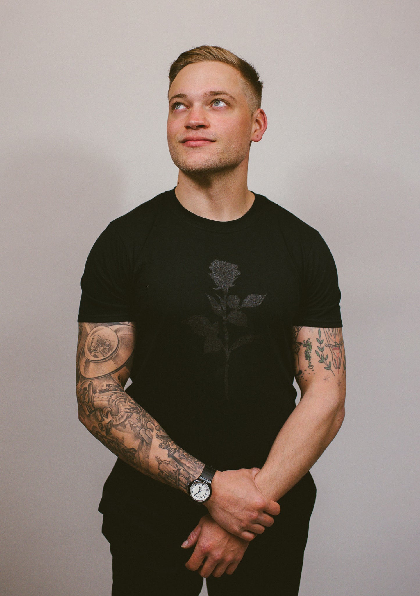rose silhouette tee (black on black)