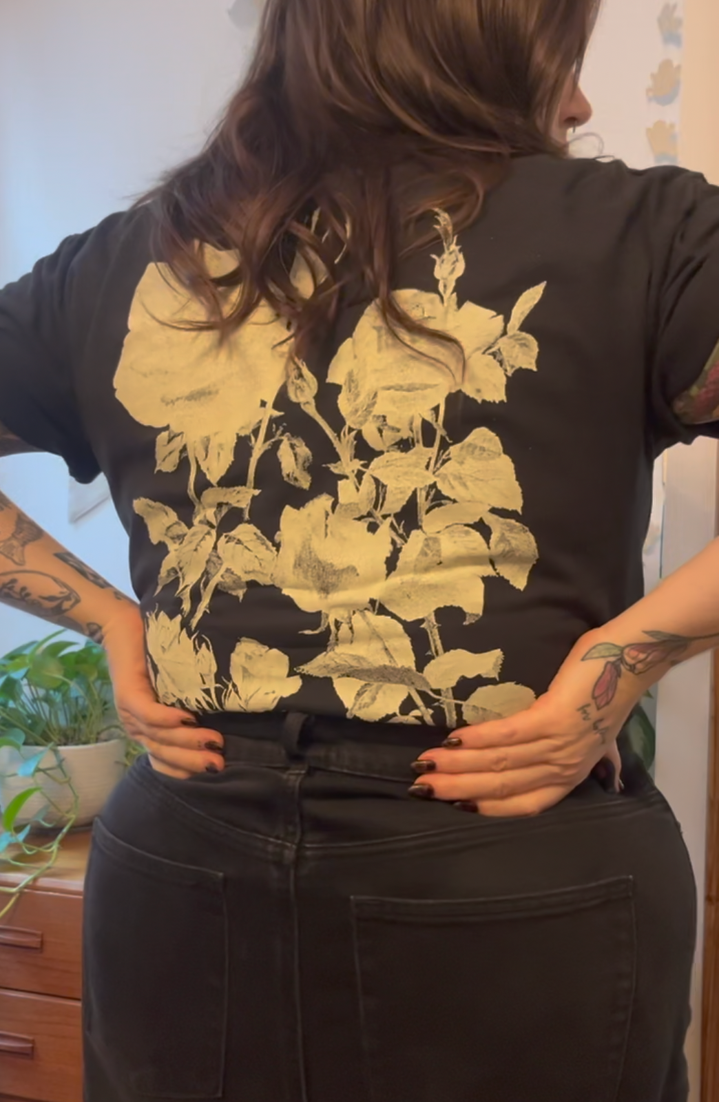 black rose pocket tee *restock pre-order